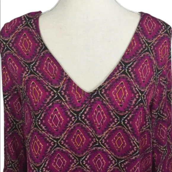 Izzy & Lola Women’s V Neck Keyhole Blouse Size Medium - Picture 3 of 5